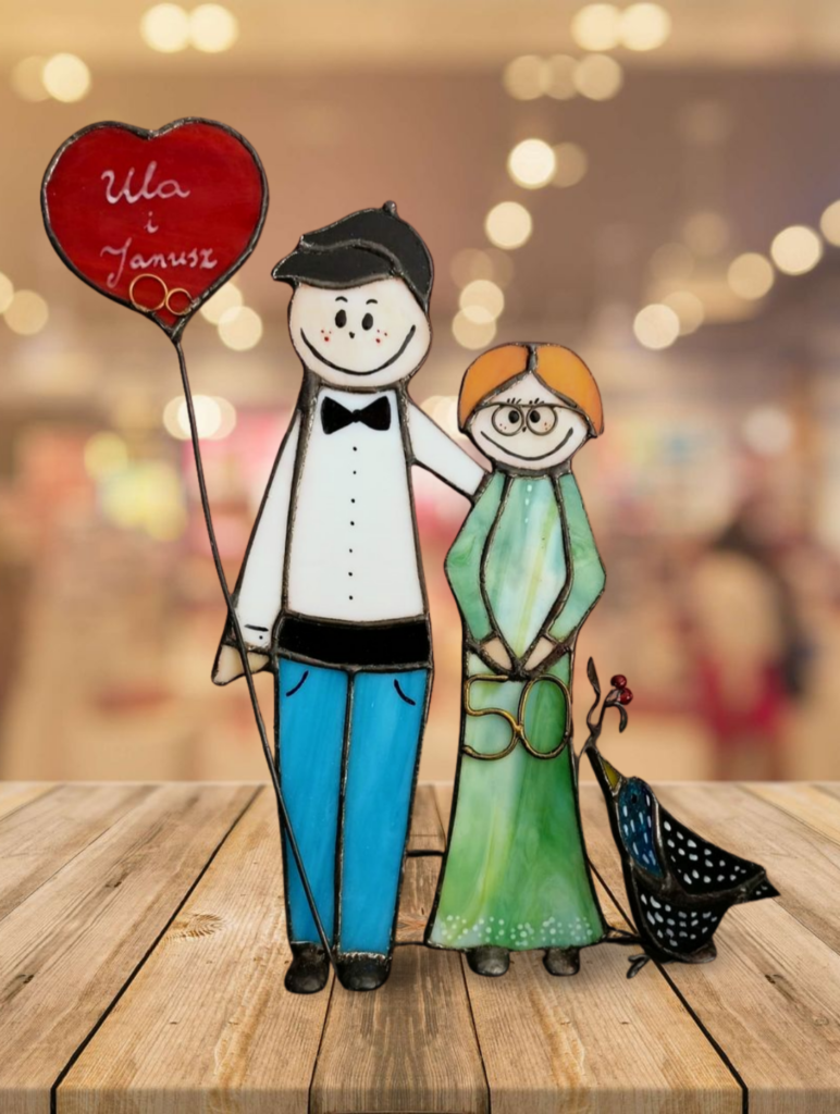 Personalizowana pamiątka na 50 rocznicę ślubu – figurki Tiffany® na stole w jasnym wnętrzu