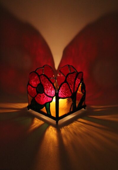 Świecznik czerwony witrażowy z kwiatami