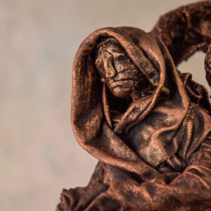 Mnich Pustelnik – artystyczna rzeźba do salonu