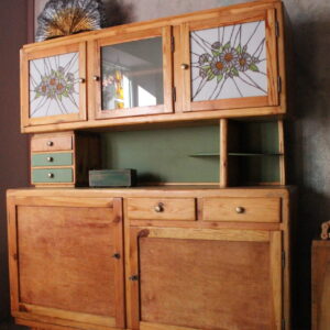 Kredens drewniany po renowacji z witrażowym przeszkleniem