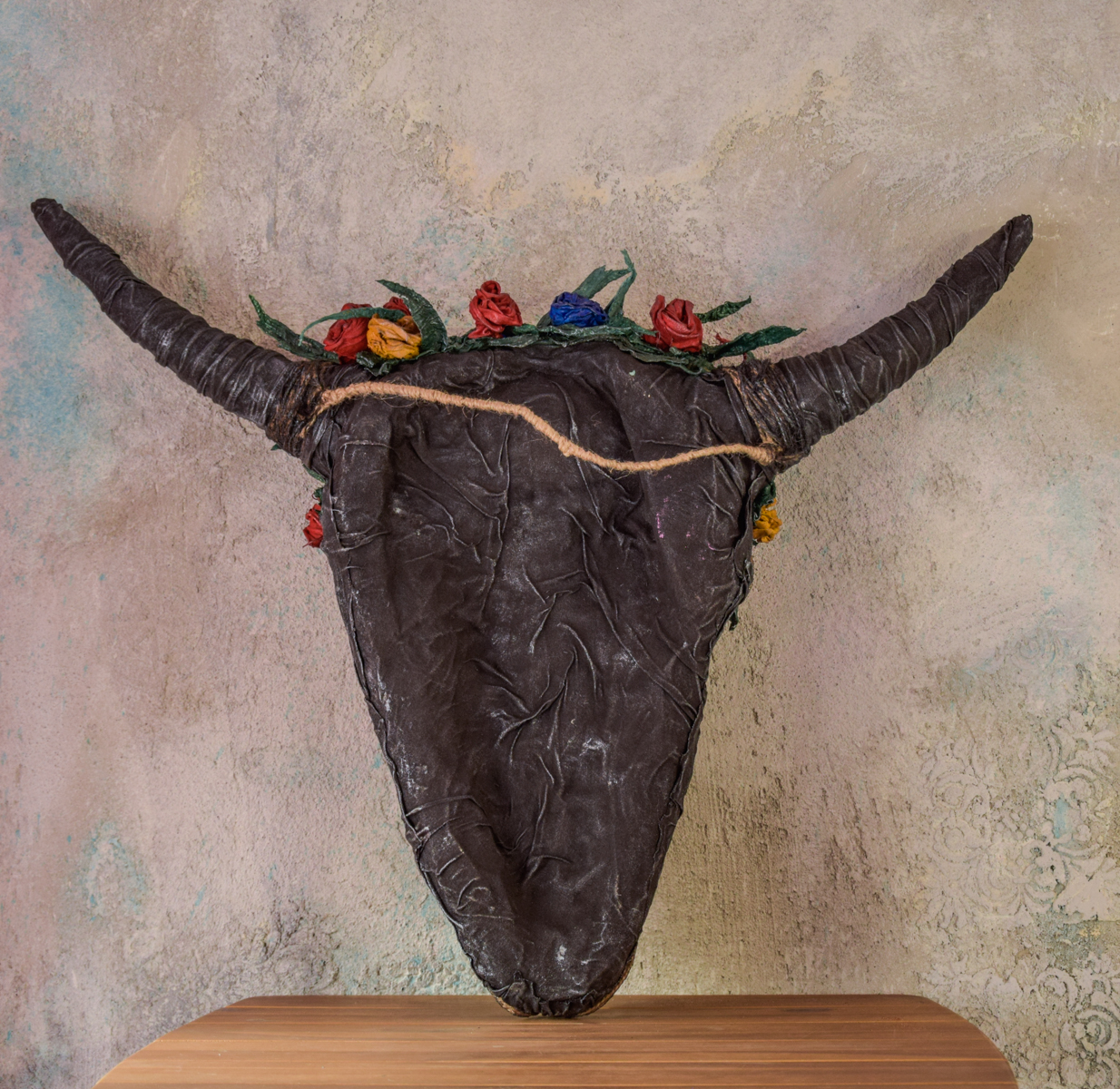 Czaszka fantasy z rogami i kwiatami – unikalna ozdoba handmade