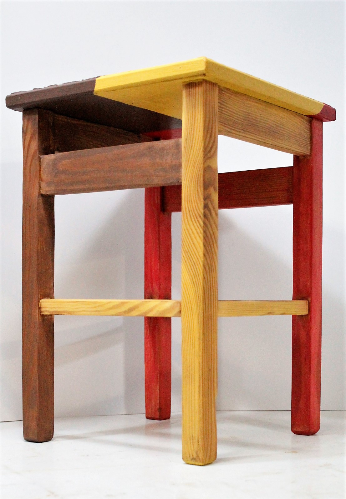 Kolorowy stołek vintage po renowacji, artystyczny mebel handmade do mieszkania lub pensjonatu