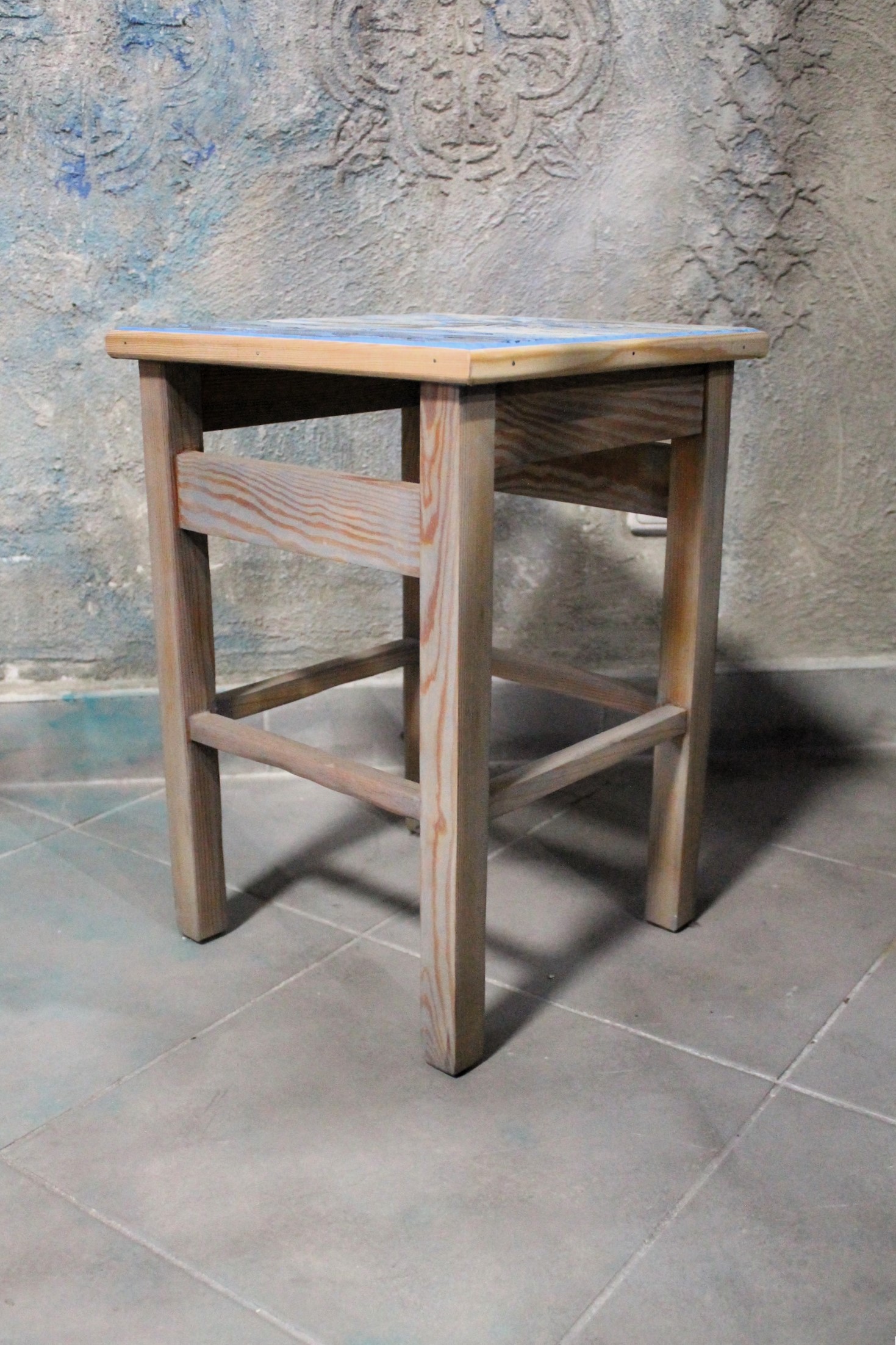 Stolik dekoracyjny z mozaiką – handmade kwietnik