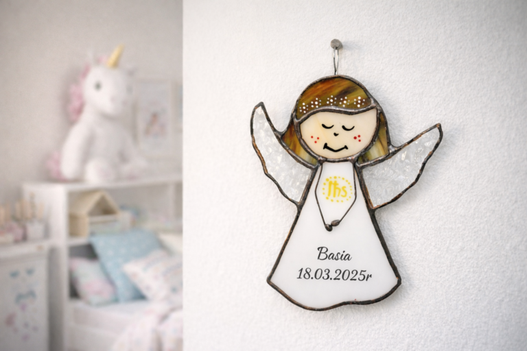 Personalizowana pamiątka pierwszej Komunii Świętej – aniołek witrażowy na ścianie w pokoju dziecięcym
