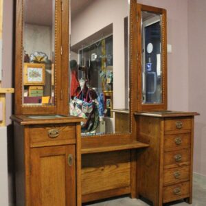 Toaletka vintage z lustrem po renowacji